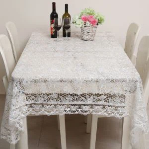 Bijeli čipkani stolnjak s podignutim cvijetom